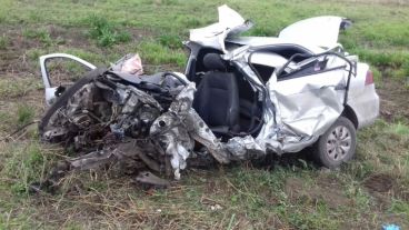 Así quedó el auto en el que los policías trasladaban al detenido.