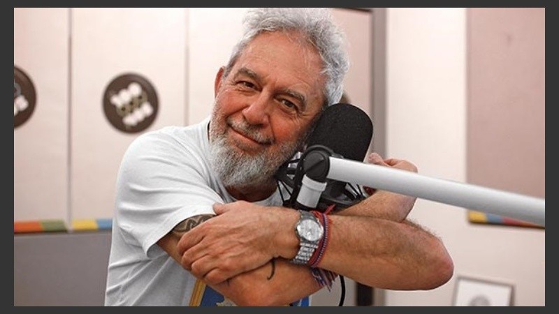 Lalo y su afecto por la radio.