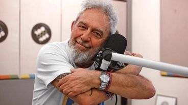 Lalo y su afecto por la radio.