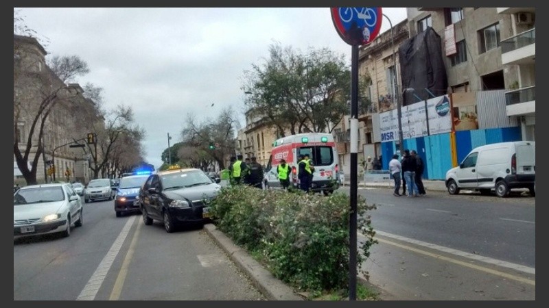 El coche quedó sobre el cantero entre Ayacucho y Alem.