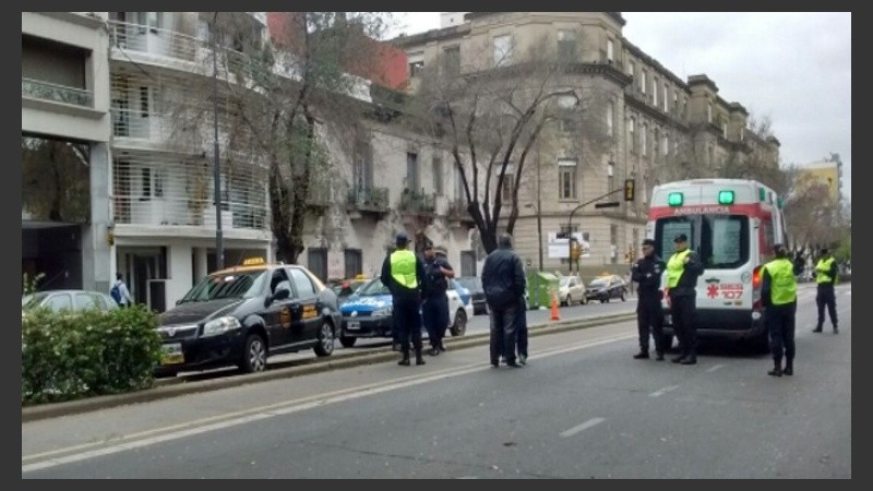 El coche quedó sobre el cantero entre Ayacucho y Alem.
