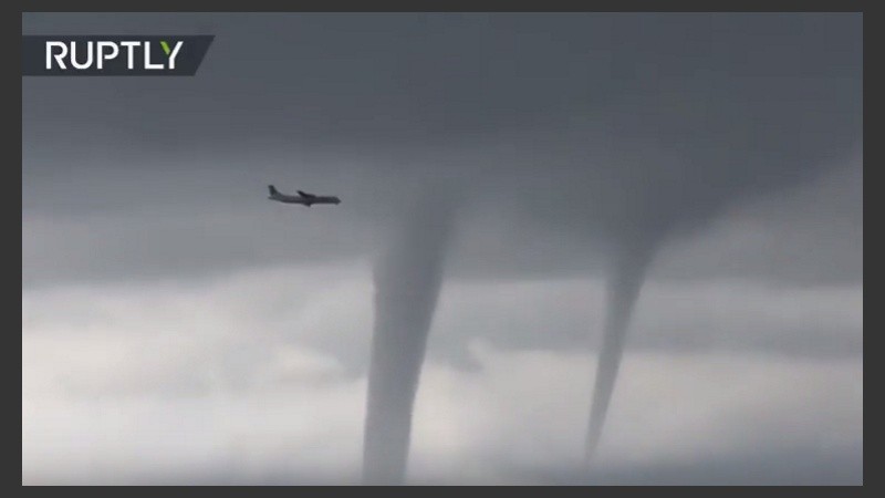 El paso del avión entre los tornados.