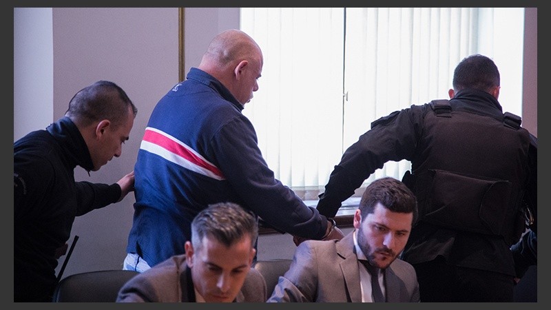 Así se llevaban a Schmitt tras escuchar el fallo. 