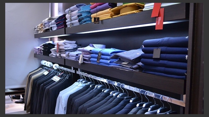 De la gobernación al mostrador de un local de ropa.