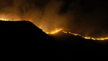 Fuego en los cerros de Santa María de Punilla.