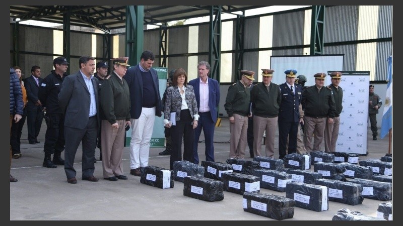 Para la conferencia de prensa, se dispusieron los 80 panes de droga.