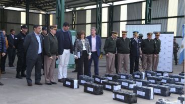 Para la conferencia de prensa, se dispusieron los 80 panes de droga.
