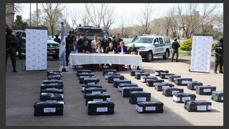 Para la conferencia de prensa, se dispusieron los 80 panes de droga.