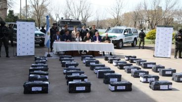 Para la conferencia de prensa, se dispusieron los 80 panes de droga.