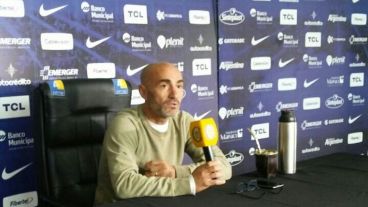 Montero, con su infaltable termo y mate.