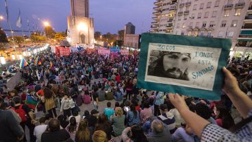 Monumento colmado para pedir por Santiago en Rosario. (Alan Monzón/Rosario3.com)