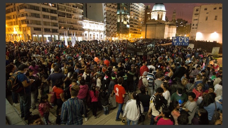 La vista hacia el pasaje Juramento, también repleto. (Alan Monzón/Rosario3.com)