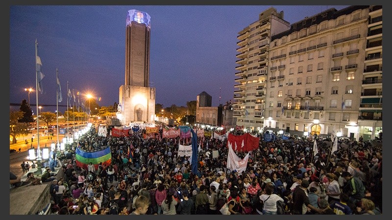Monumento colmado para pedir por Santiago en Rosario. (Alan Monzón/Rosario3.com)