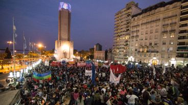 Monumento colmado para pedir por Santiago en Rosario. (Alan Monzón/Rosario3.com)