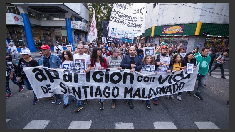 Una multitud marchó por Santiago Maldonado en Rosario. (Alan Monzón/Rosario3.com)