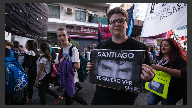 Una multitud marchó por Santiago Maldonado en Rosario. (Alan Monzón/Rosario3.com)