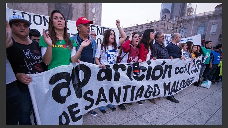Los organizadores de la marcha con el pedido de 