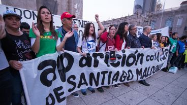 Los organizadores de la marcha con el pedido de "aparición con vida". (Alan Monzón/Rosario3.com)