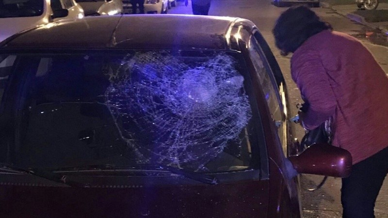 La mujer golpeó contra el parabrisas y quedó sobre el capot.