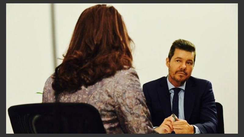 Tinelli y una imagen de la entrevista. 