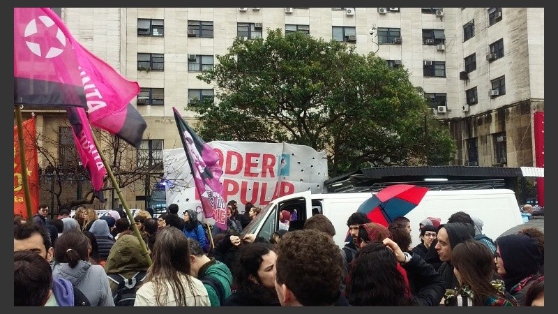 Numerosas organizaciones acompañaron afuera de los tribunales porteños.