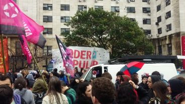 Numerosas organizaciones acompañaron afuera de los tribunales porteños.