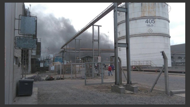 La columna de humo que produjo el incendio. 