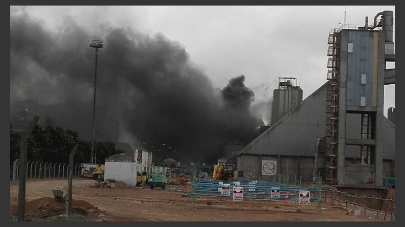 La columna de humo que produjo el incendio. 