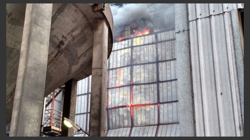 El fuego en la secadora de granos. 