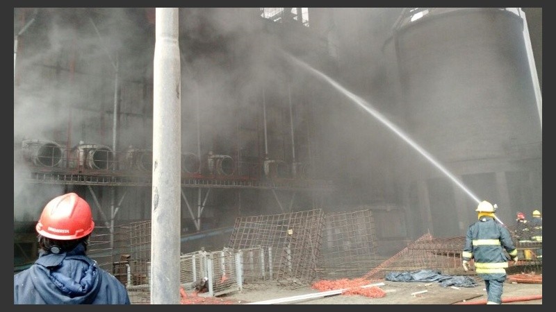 Bomberos trabajando en el lugar. 