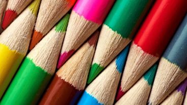 Es una iniciativa para la transformación social y educativa que comienza en la escuela e involucra a toda la comunidad y su entorno.