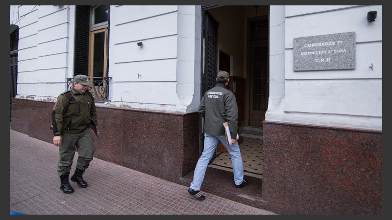 Gendarmería allanó este lunes la comisaría 7ª, donde detuvieron al joven de Florencio Varela.