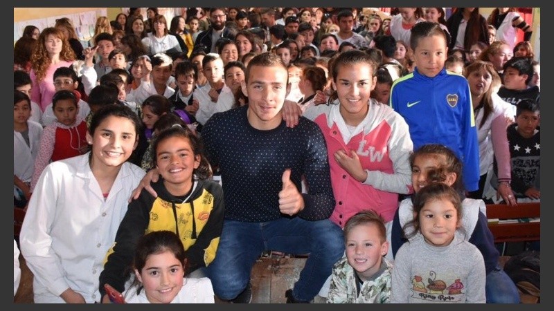 Ruben, junto a los más chicos.