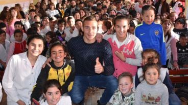 Ruben, junto a los más chicos.