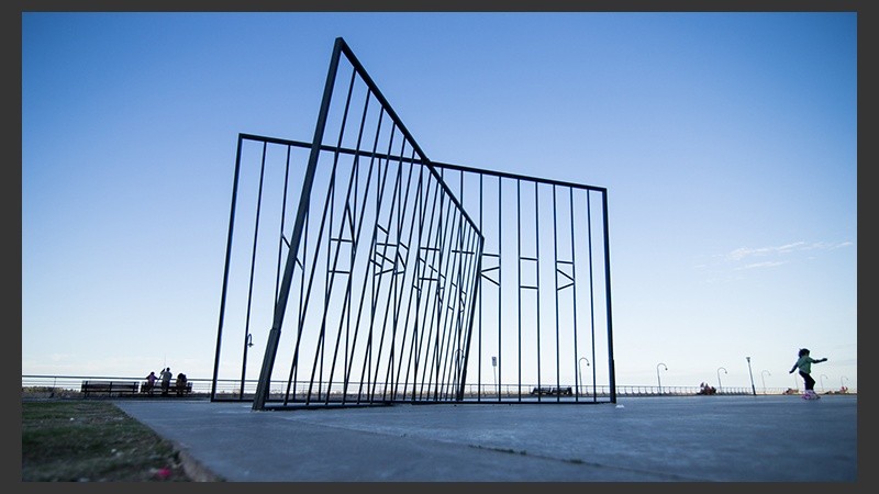 Frente a los Galpones del CEC, la obra “Nosotros Nosotros” de Eduardo Basualdo.