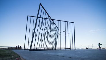 Frente a los Galpones del CEC, la obra “Nosotros Nosotros” de Eduardo Basualdo.