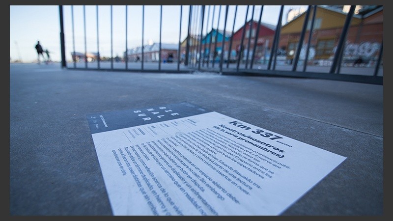 Frente a los Galpones del CEC, la obra “Nosotros Nosotros” de Eduardo Basualdo.