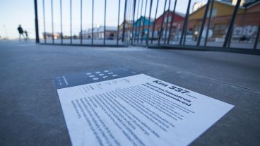 Frente a los Galpones del CEC, la obra “Nosotros Nosotros” de Eduardo Basualdo.