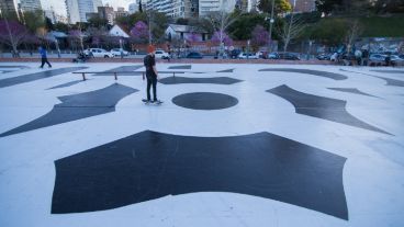 La intervención "1706" del artista Pablo Siquier se puede ver en el playón del Parque España.