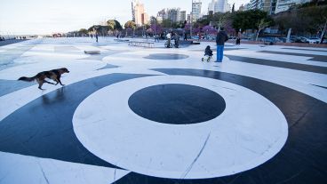 La intervención "1706" del artista Pablo Siquier se puede ver en el playón del Parque España.