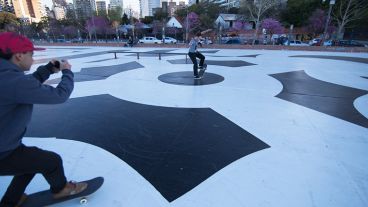 La intervención "1706" del artista Pablo Siquier se puede ver en el playón del Parque España.