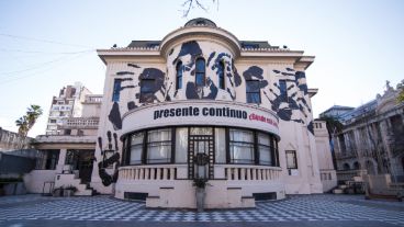 La artista brasilera Regina Silveira plasmó su arte en la fachada del Museo de la Memoria.