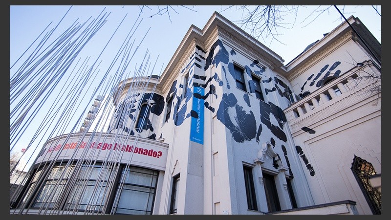 La artista brasilera Regina Silveira plasmó su arte en la fachada del Museo de la Memoria.