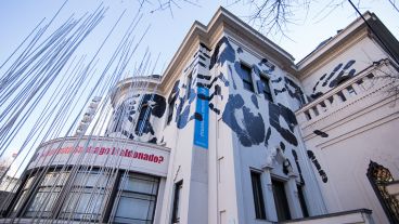 La artista brasilera Regina Silveira plasmó su arte en la fachada del Museo de la Memoria.