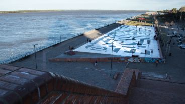 La intervención "1706" del artista Pablo Siquier se puede ver en el playón del Parque España.