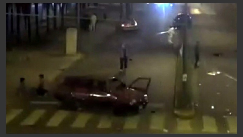 El Duna, cruzado por el choque; al fondo, los dos autos que picaban.