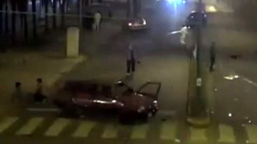 El Duna, cruzado por el choque; al fondo, los dos autos que picaban.