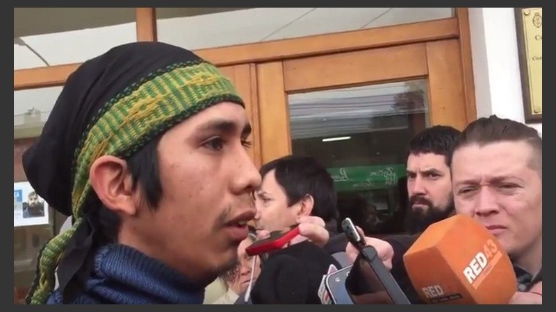 Matías Santana en diálogo los periodistas, tras dar testimonio ante el juez Guido Otranto.