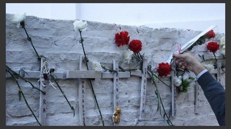 En el terreno de Salta 2141 hay un muro con las fotos de las víctimas. 