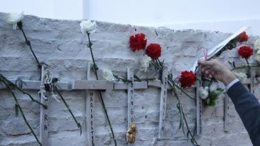 El 6 de cada mes, los familiares recuerdan a sus víctimas en Salta 2141.